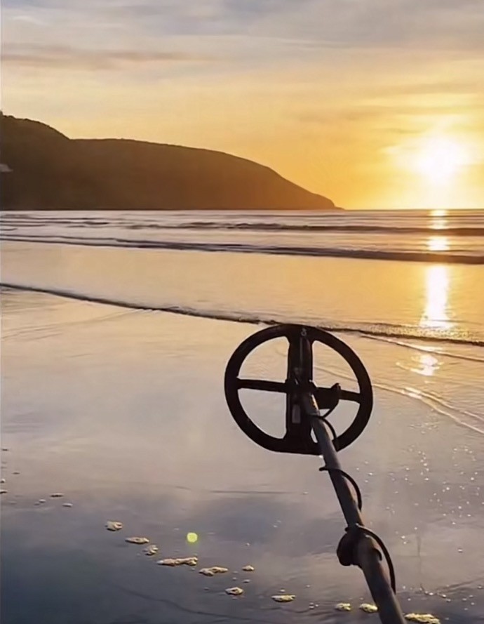 the artefact addict on the beach with his minelab manticore and trusty 9 inch coil